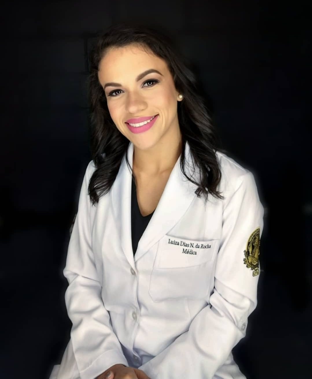 Dra. Luiza Dias usando jaleco branco